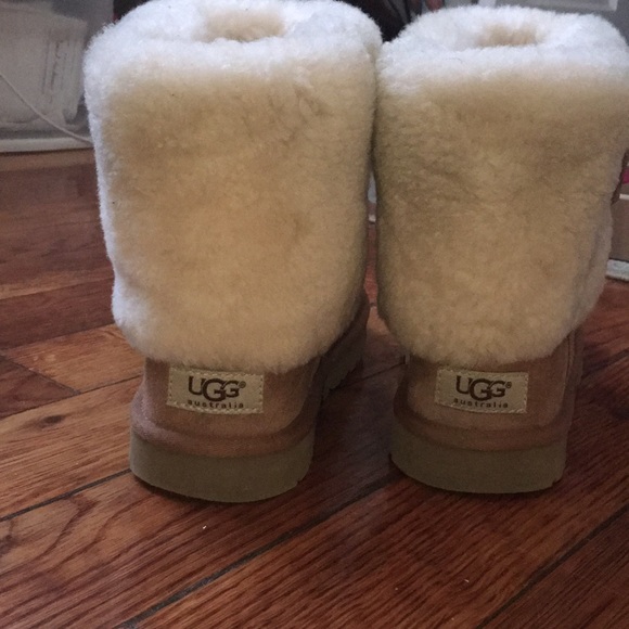 Short Uggs with sheepskin fur lining size 7 - Picture 2 of 4